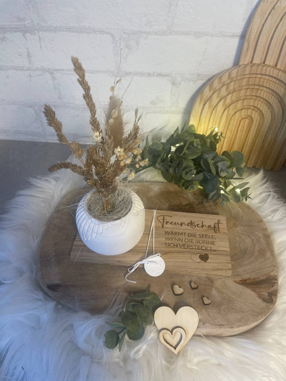 KB Socken Vase mit Trockenblumen auf Holztablett mit Gravur, Geschenk Frau, Geburtstag, Mitbringsel, Geschenke aus Holz Auslauf