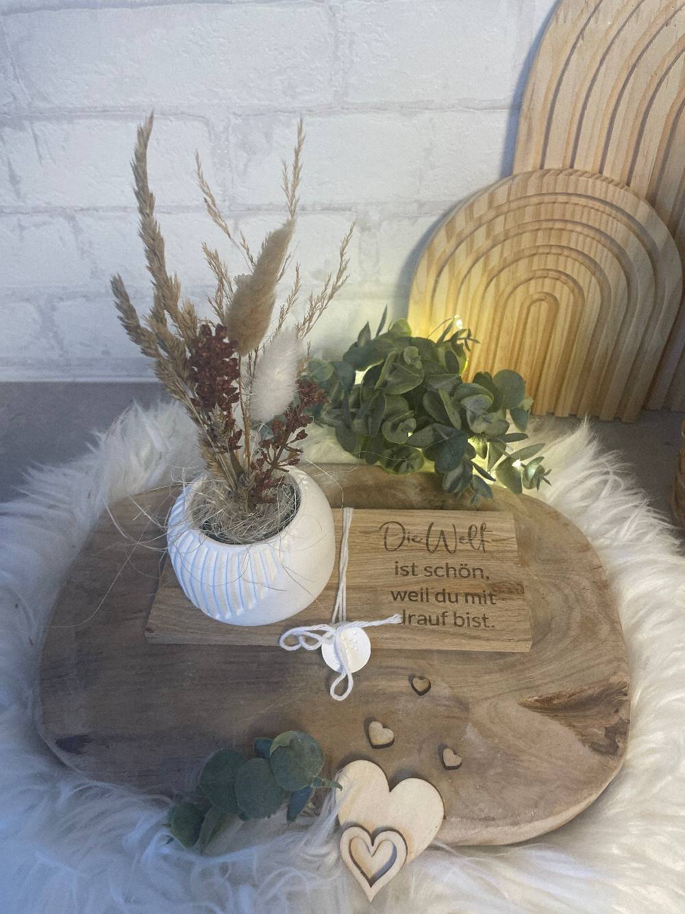 KB Socken Vase mit Trockenblumen auf Holztablett mit Gravur, Geschenk Frau, Geburtstag, Mitbringsel, Geschenke aus Holz Auslauf