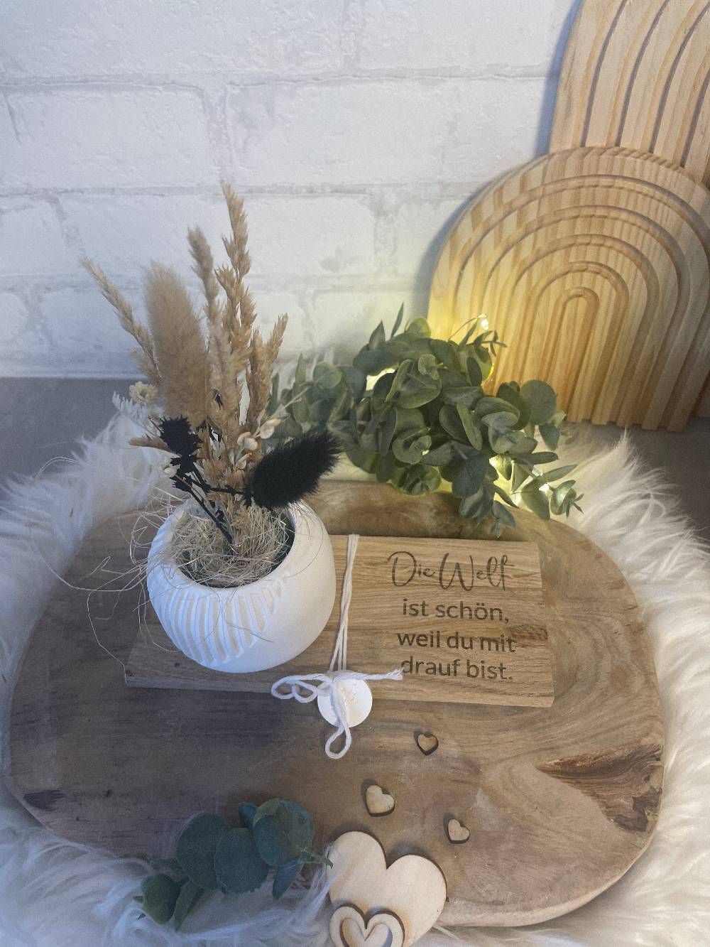 KB Socken Vase mit Trockenblumen auf Holztablett mit Gravur, Geschenk Frau, Geburtstag, Mitbringsel, Geschenke aus Holz Auslauf