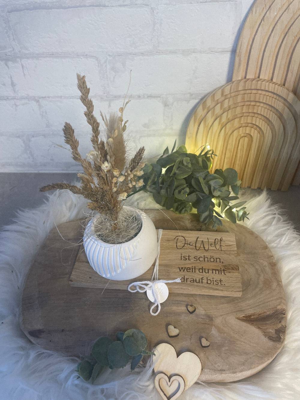 KB Socken Vase mit Trockenblumen auf Holztablett mit Gravur, Geschenk Frau, Geburtstag, Mitbringsel, Geschenke aus Holz Auslauf