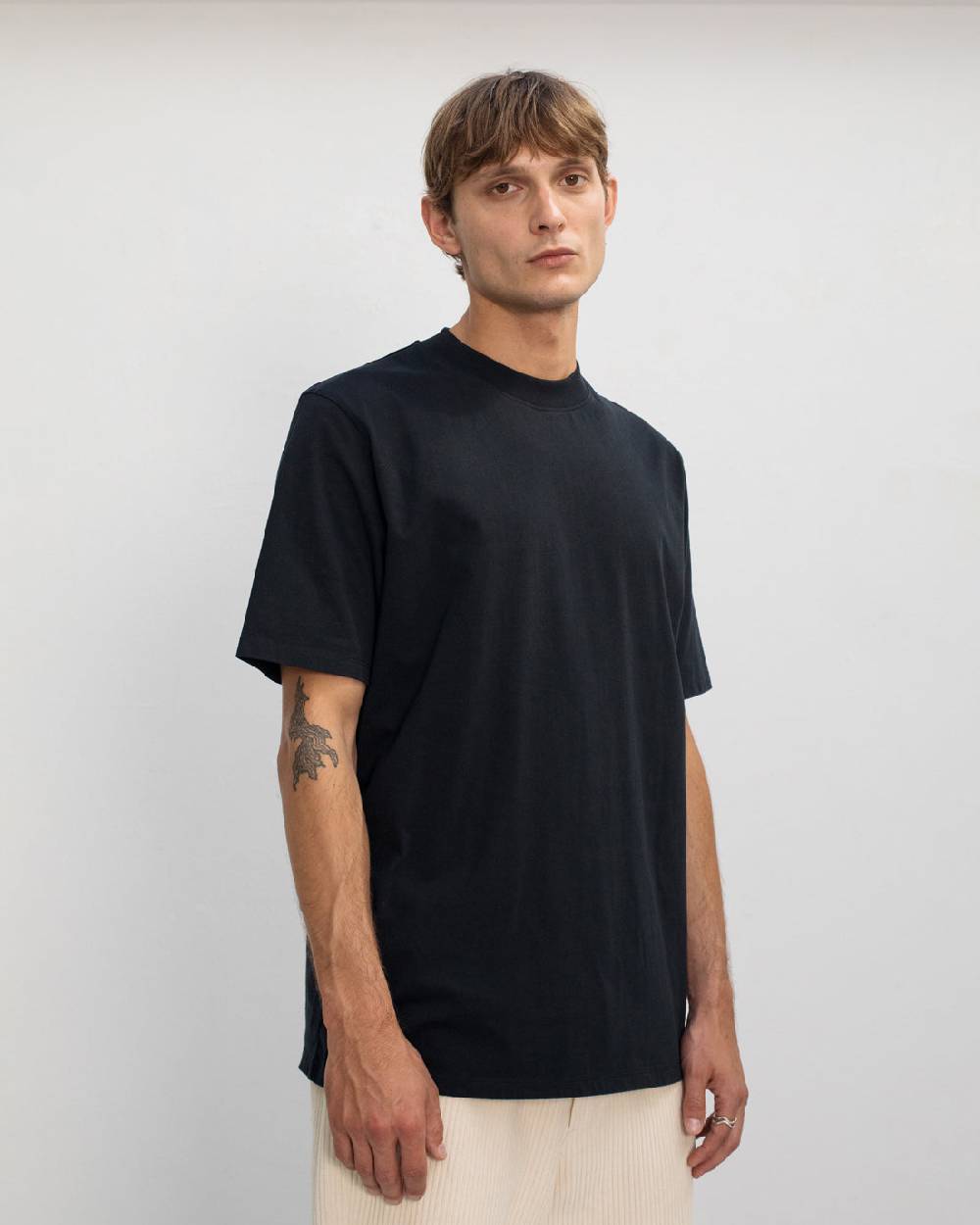 Rotholz Basic T-Shirt mit breitem Kragen Bio Baumwolle - Schwarz Top Angebot
